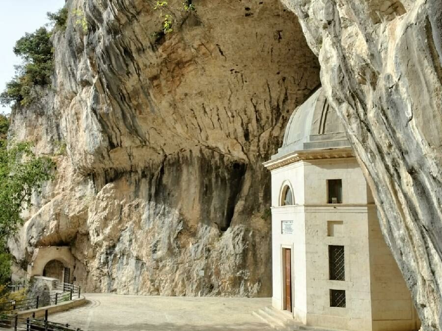 Fabriano, Le Grotte Di Frasassi e Il Monte Cucco – dal 19 al 21 aprile 2025